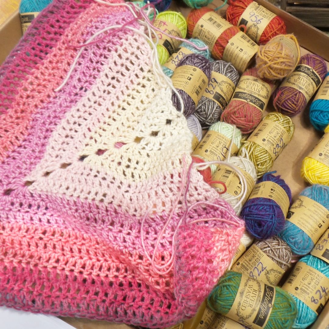 Sara crochets a Rainboom MAL